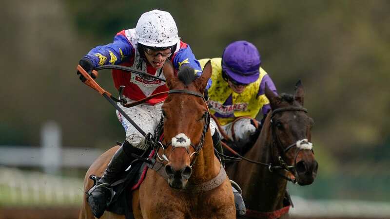 Harry Cobden riding Tahmuras (white cap) to win the Unibet Tolworth Novices