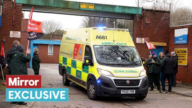 Deeq Mohamood (L) and Angharard Williams (R) supporting Ambulance workers and paramedic staff (Image: Julian Hamilton/Daily Mirror)