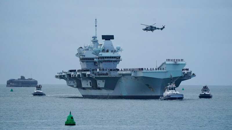 Moment Russian fighter jets roar past HMS Queen Elizabeth in 