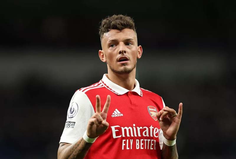 Ben White formed a gesture appearing to reflect the scoreline of Arsenal