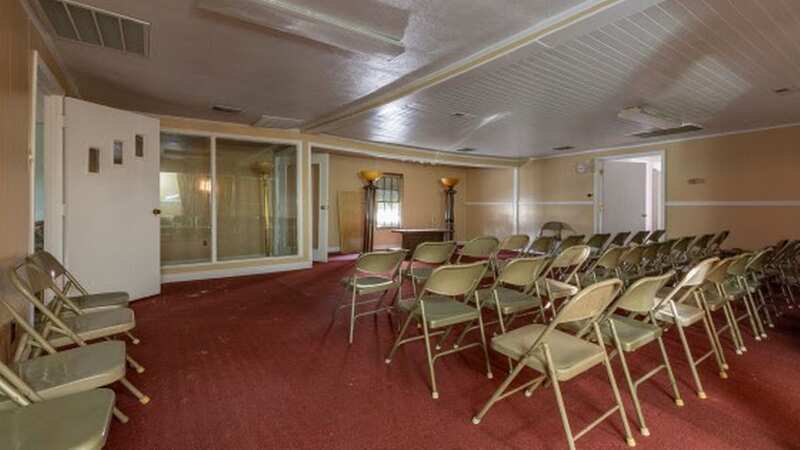 The crying room in the corner of the funeral home (Image: mediadrumimages/@AbandonedSouthE)