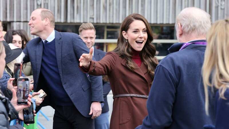 Kate hugs her old teacher in surprise reunion and makes admission on Charlotte