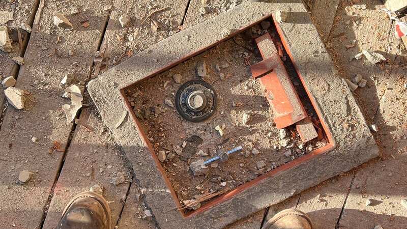 The safe beneath the flooring (Image: Reddit)