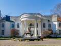 'Eye-bleedingly tacky' White House replica on sale leaves people divided