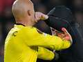 Sevilla keeper fights pitch invader and pins him to the ground for the police dqxikeidqkikdinv