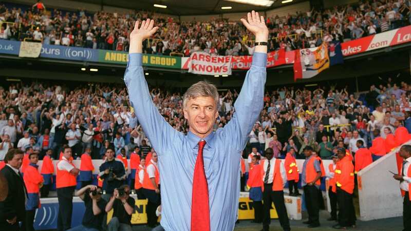 The famous picture of Arsene Wenger in front of Arsenal