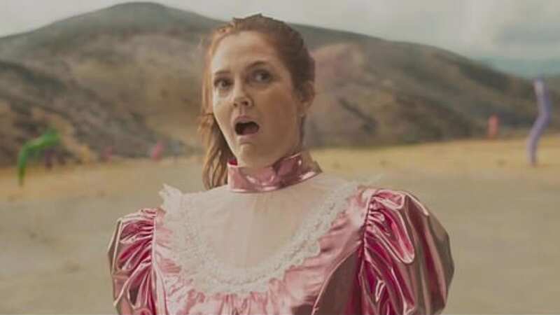 Drew Barrymore parodies 90s classics including Never Been Kissed at MTV Awards