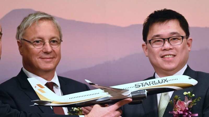 Chang Kuo-wei (R) headed to the airport to say sorry (Image: AFP via Getty Images)