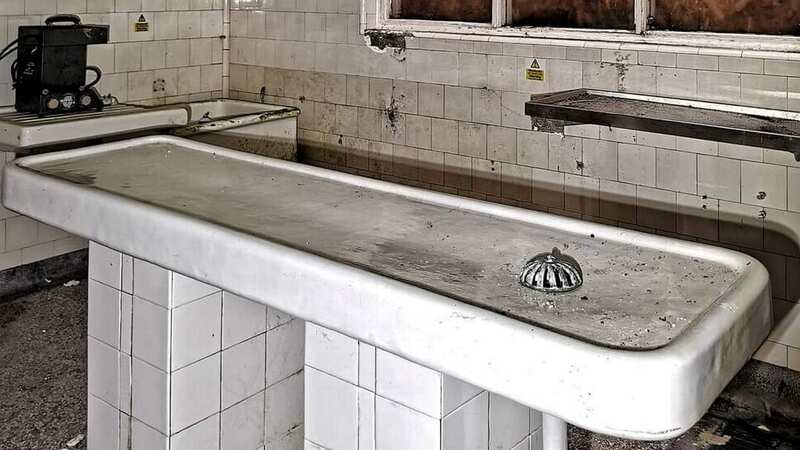 A grimy room in the mortuary (Image: LostPlaces&ForgottenFaces / SWNS)