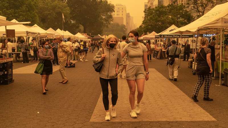 People wear facial masks on June 7, 2023 because of bad air quality brought in by smoke of Canadian wildfires (Image: Anadolu Agency via Getty Images)