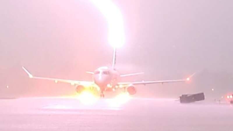 Lightning strikes plane full of passengers at Arkansas airport