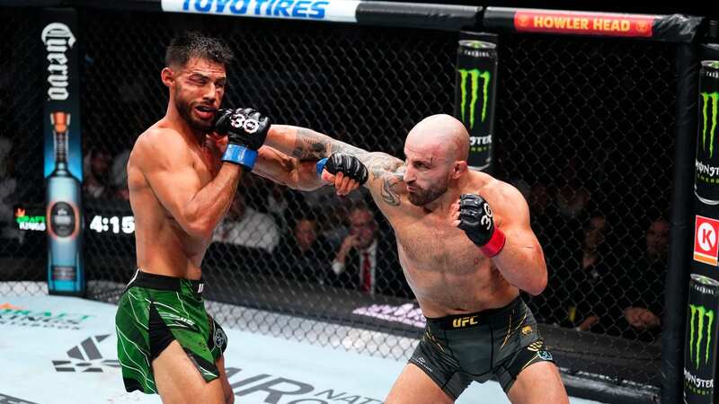 Alexander Volkanovski takes Yair Rodriguez down during their UFC 290 fight