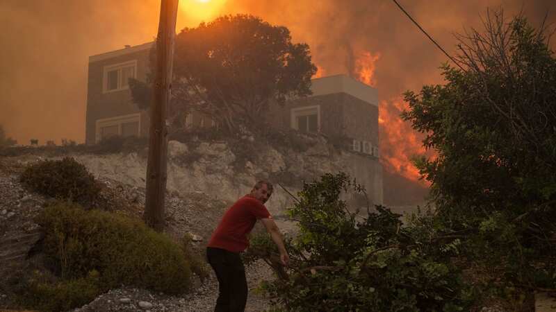 Horrified boat captain arrives at Rhodes to find thousands of crying tourists