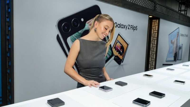 Actress Sydney Sweeney unveiling the new Galaxy Z Flip 5 (Image: Samsung)