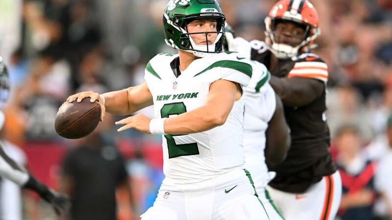 Robert Saleh (left) of the New York Jets talks with head coach Kevin Stefanski of the Cleveland Browns prior to the 2023 Pro Hall of Fame Game