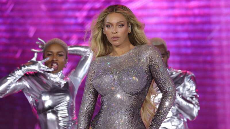 Beyonce manages to stay calm after her microphone stops working mid-concert