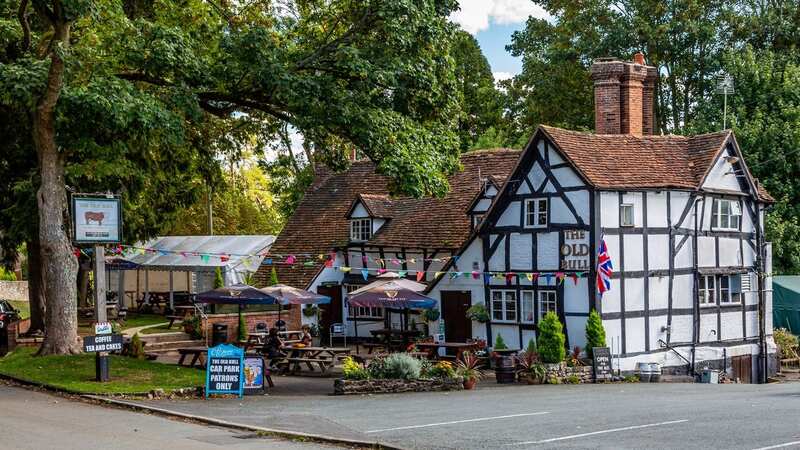 The Old Bull public house in the Worcestershire village of Inkberrow, (Image: Shutterstock / Steve O