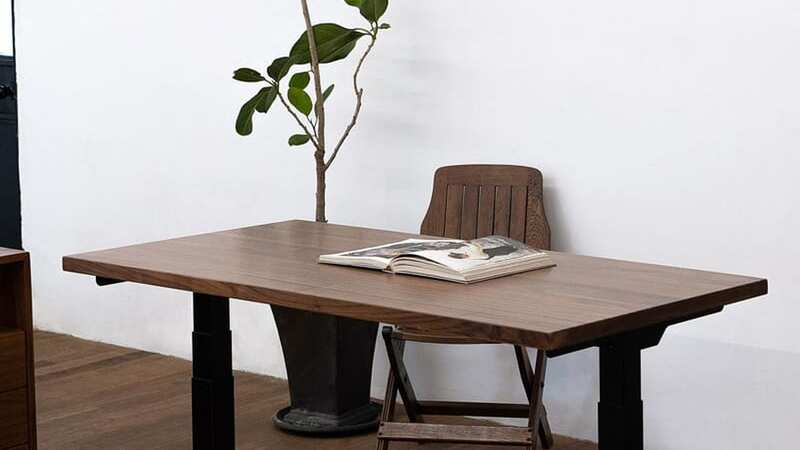The wooden table top is absolutely supreme quality which was able to absorb any bang, thud or shock I put the desk through when moving it around or just during day to day use. (Image: Flexispot)