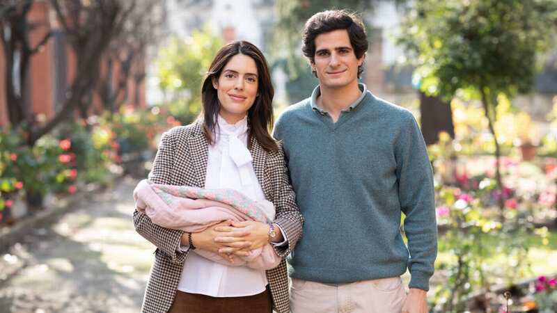 Sofia Palazuelo and Fernando Fitz-James Stuart pose with their daughter Sofía at the exit of the Clinica del Rosario in Madrid on January 13, 2023 (Image: Europa Press via Getty Images)