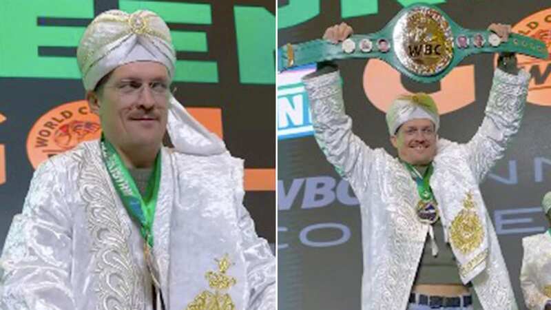 Usyk poses with Tyson Fury