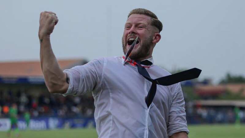 English coach quit in crazy gamble for role 
