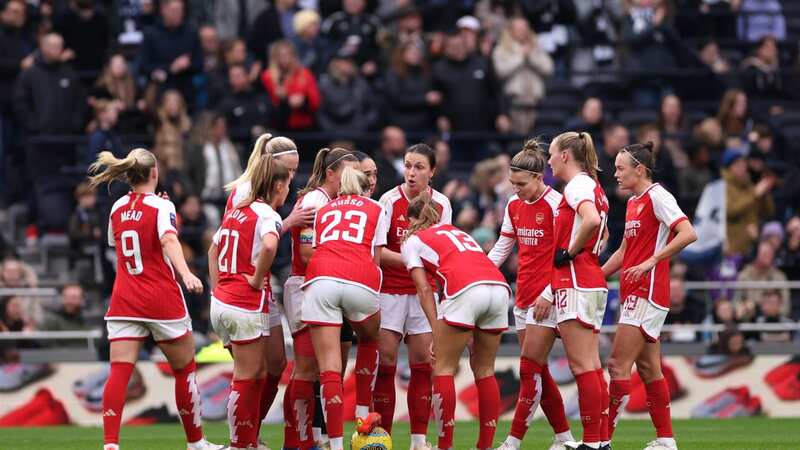 Lotte Wubben-Moy gives her teammates instructions after Martha Thomas