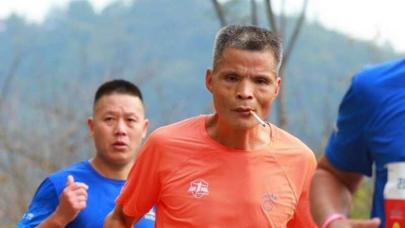 Uncle Chen, nicknamed the Smoking Brother, managed to complete the Xiamen Marathon while smoking (Image: Weibo)