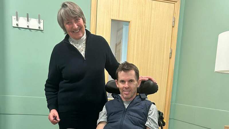Jockey Graham Lee, pictured in hospital with Henrietta Knight (Image: @glee17ijf)