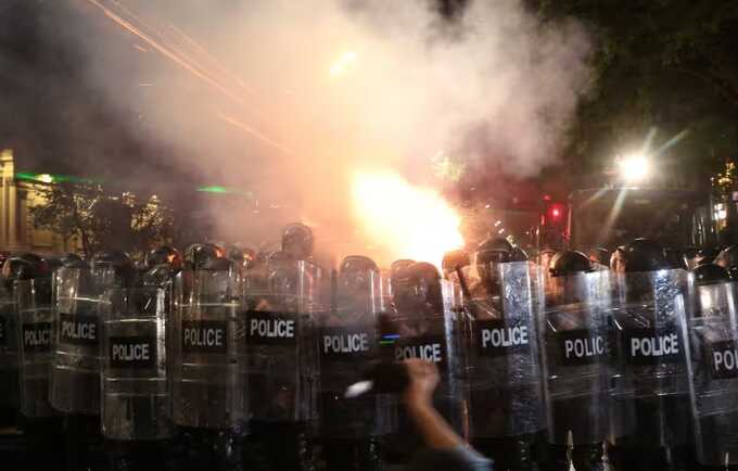 Georgian protesters against ’foreign agents’ bill faced teargas and stun grenades