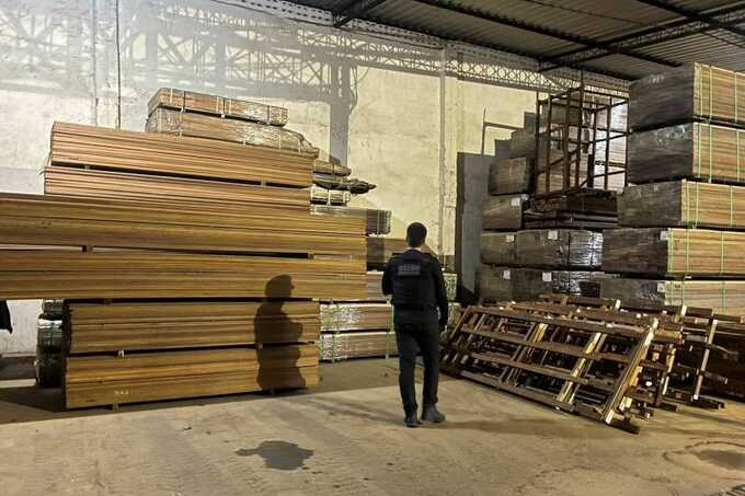 Police inspecting storage of suspected illegal Amazon timber. (Photo: Para Civil Police)