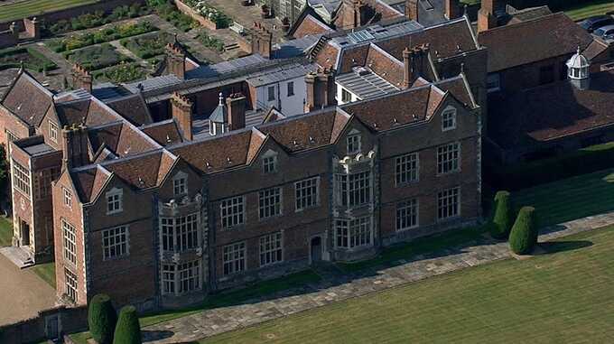 Car crashes into the gates of the PM’s Chequers country estate
