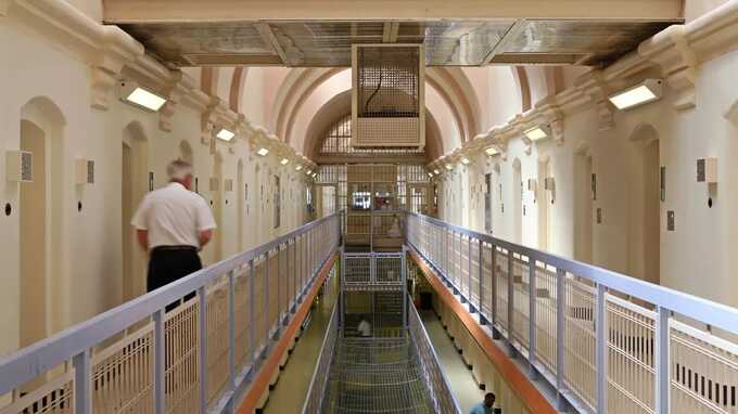 Inside ’inhumane’ HMP Wandsworth, inmates openly smoke drugs and ’sleep with guards’