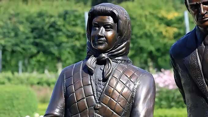 Queen’s statue criticized for resembling Mrs. Doubtfire