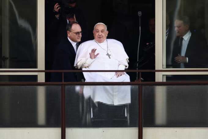 Pope Francis makes first public appearance after five weeks in hospital