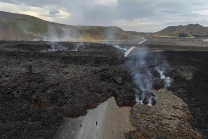 Authorities evacuate Grindavík as volcano near Blue Lagoon shows signs of eruption