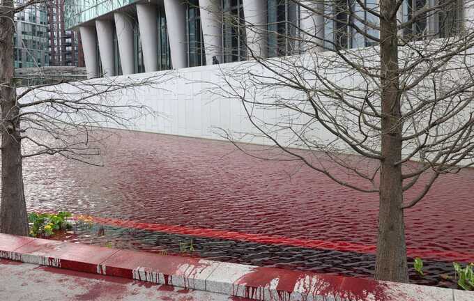 Greenpeace activists dye US Embassy pond red in arms trade protest
