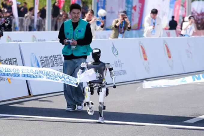China hosts its first half marathon between robots and humans