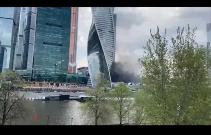 Three explosions shake central Moscow near shopping center