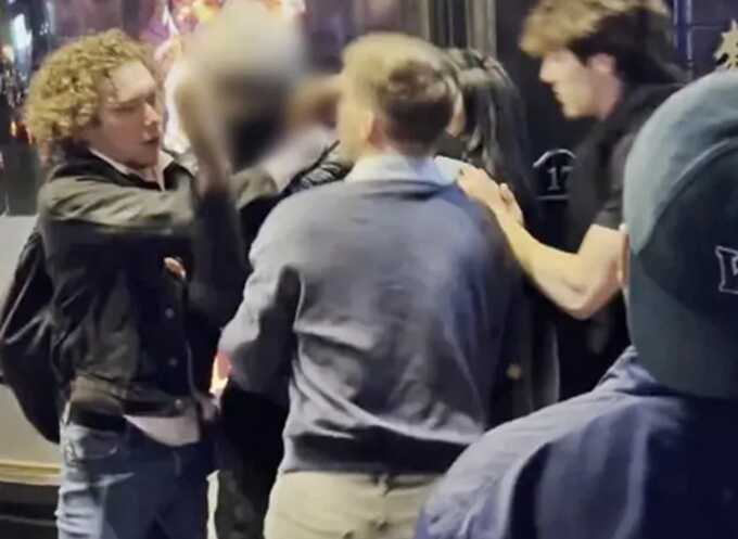 "W*nker!": passersby rip off balaclava of phone theft suspect in central London