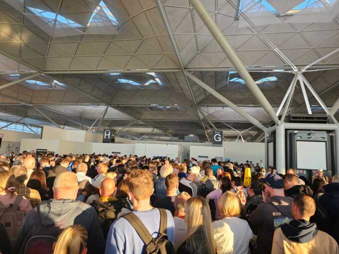 Stansted paralyzed: IT system failure causes mass delays and flight cancellations
