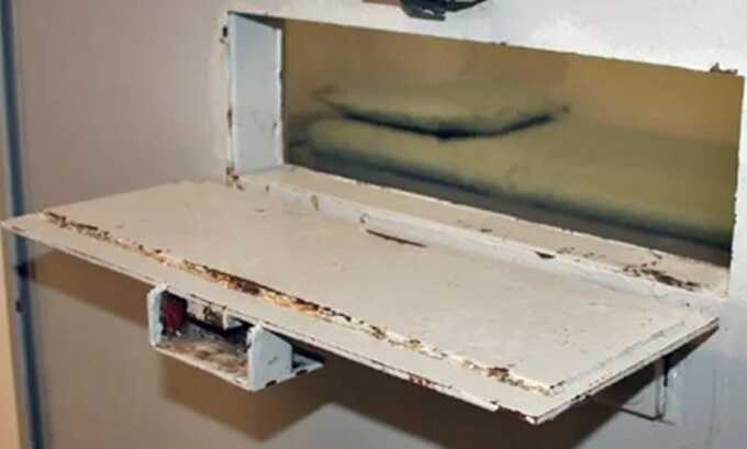 UK considers building “supermax” prisons as jails struggle with wave of violence