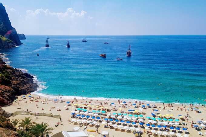 Season opens with a brawl: tourist beaten on Turkish beach over sunbed