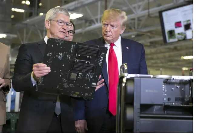US President Donald Trump (R) and Apple CEO Tim Cook (L) tour the Flextronics computer manufacturing facility where Apple’s Mac Pros are assembled in Austin, Texas in 2019. Picture: Jay Janner/Pool/ZUMA Wire/Alamy Live News