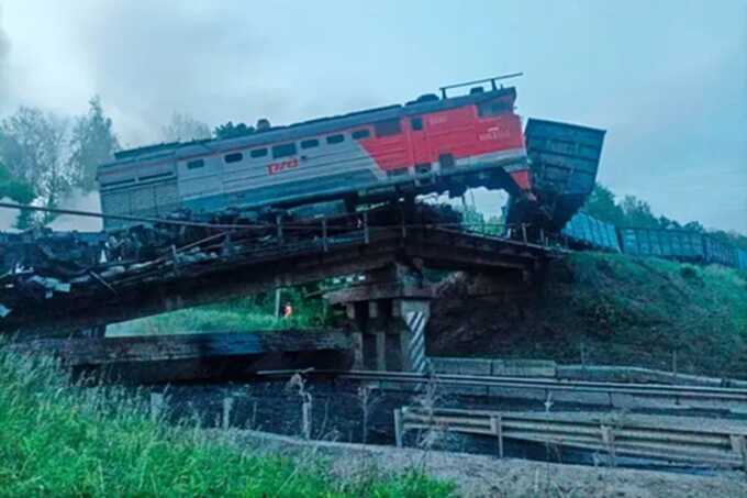 Bridge collapses onto passenger train in Russia: 7 dead, many injured