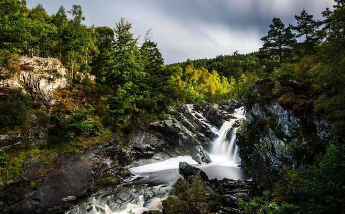 23-year-old dies in front of holidaymakers: tragic accident at Rogie Falls