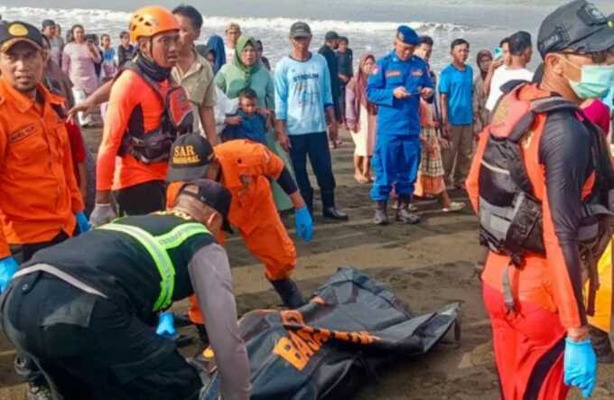 A rescue team moving a victim’s body brought to shore earlier by local fishermen after a ferry sank on its way to the resort island of Bali (Picture: AFP via Getty Images)