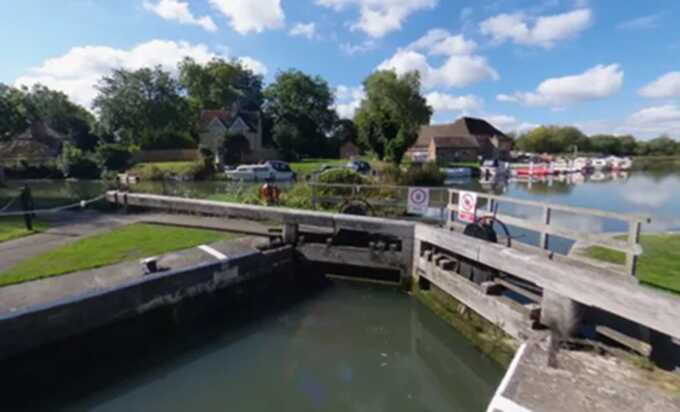 Body of missing 23-year-old man found in Thames