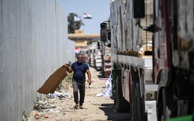 Four aid trucks overturn on crowd in Gaza Strip: dozens dead and injured
