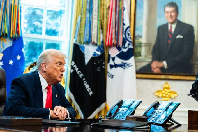 US takes 10% stake in Intel in $10bn Trump-backed deal
