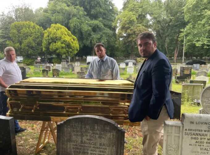 Rolls-Royce farewell: businessman buried in solid gold coffin in South London